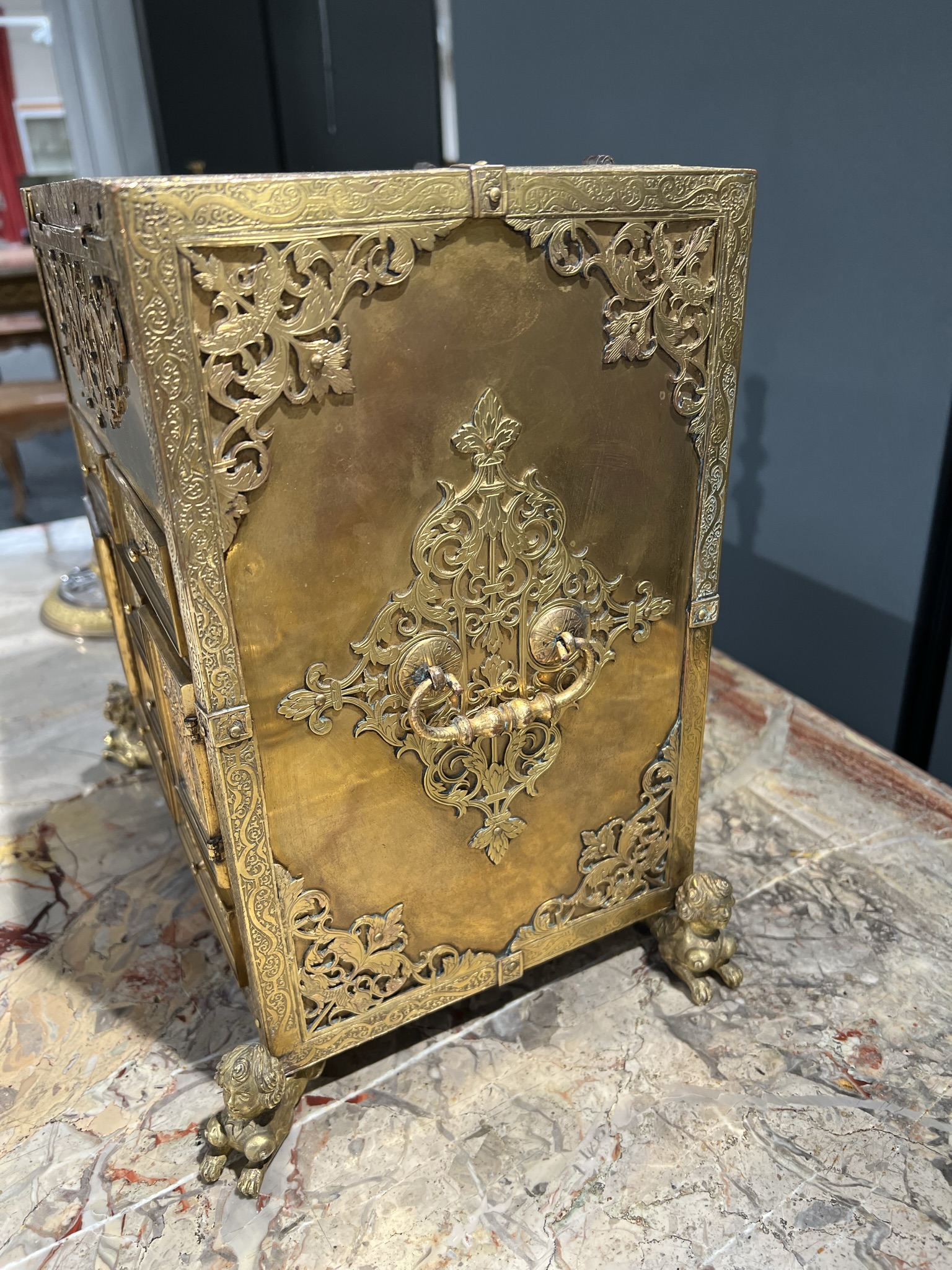 A SOUTH GERMAN GILT COPPER TABLE CABINET PROBABLY AUGSBURG, LATE 16TH CENTURY with engraved and - Bild 28 aus 30