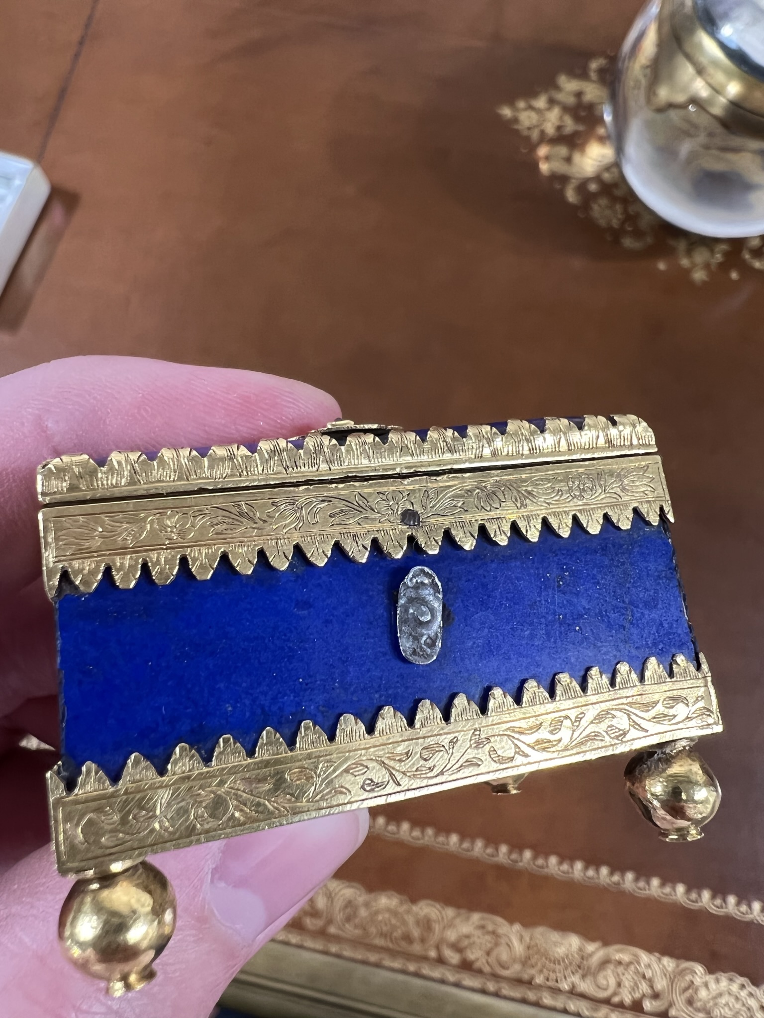 A SMALL LAPIS LAZULI AND GOLD MOUNTED CASKET 18TH / 19TH CENTURY the chamfered hinged lid - Bild 4 aus 12