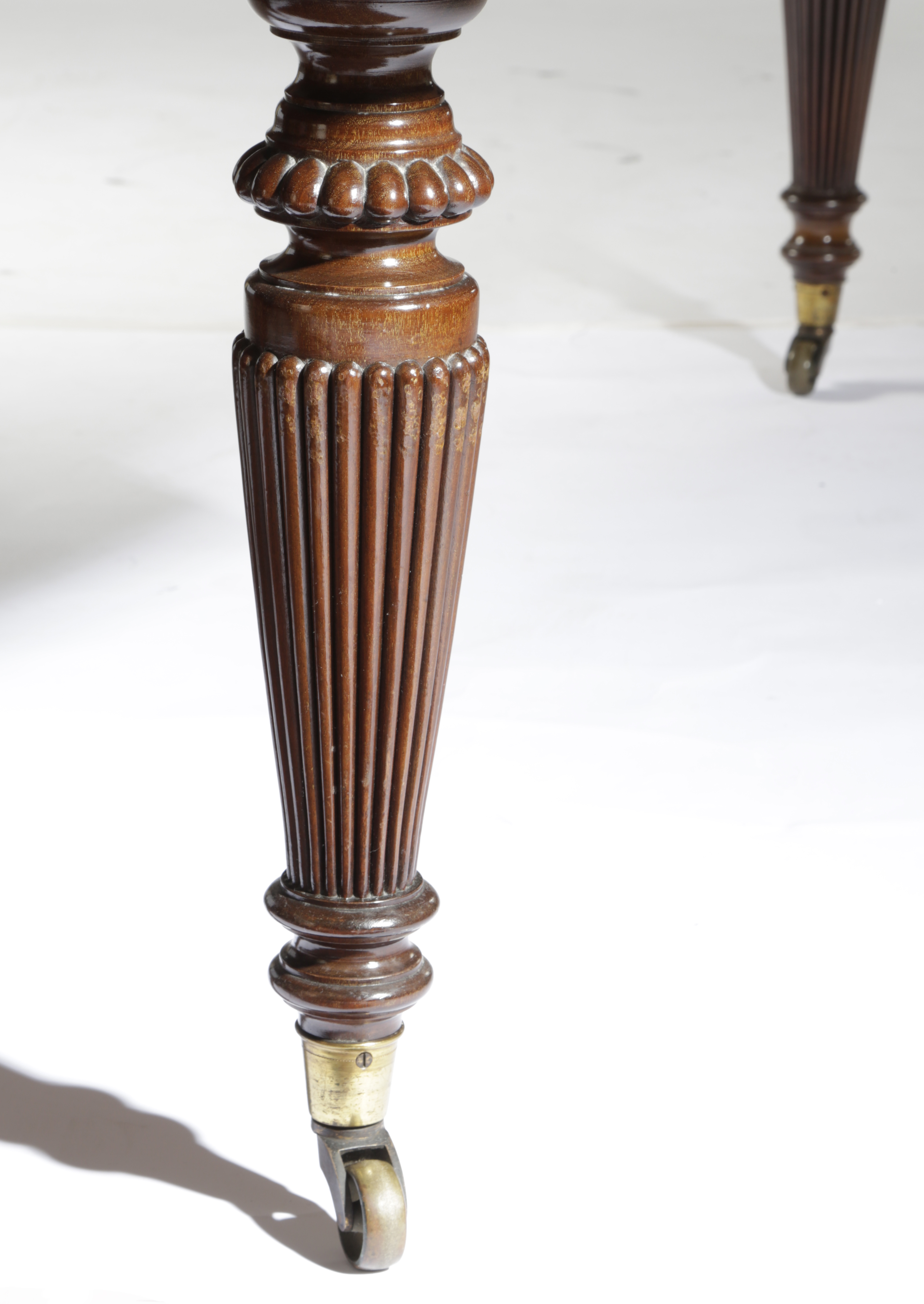A VICTORIAN MAHOGANY DINING TABLE C.1870-80 the top with a reeded edge with rounded ends extending - Image 3 of 3