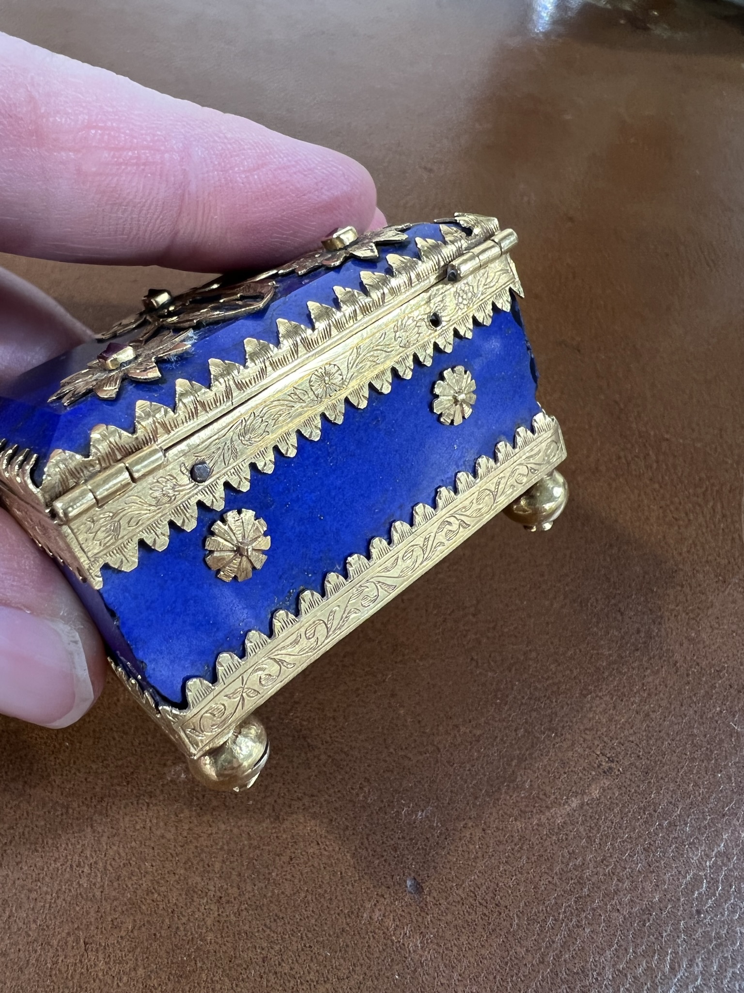 A SMALL LAPIS LAZULI AND GOLD MOUNTED CASKET 18TH / 19TH CENTURY the chamfered hinged lid - Bild 7 aus 12