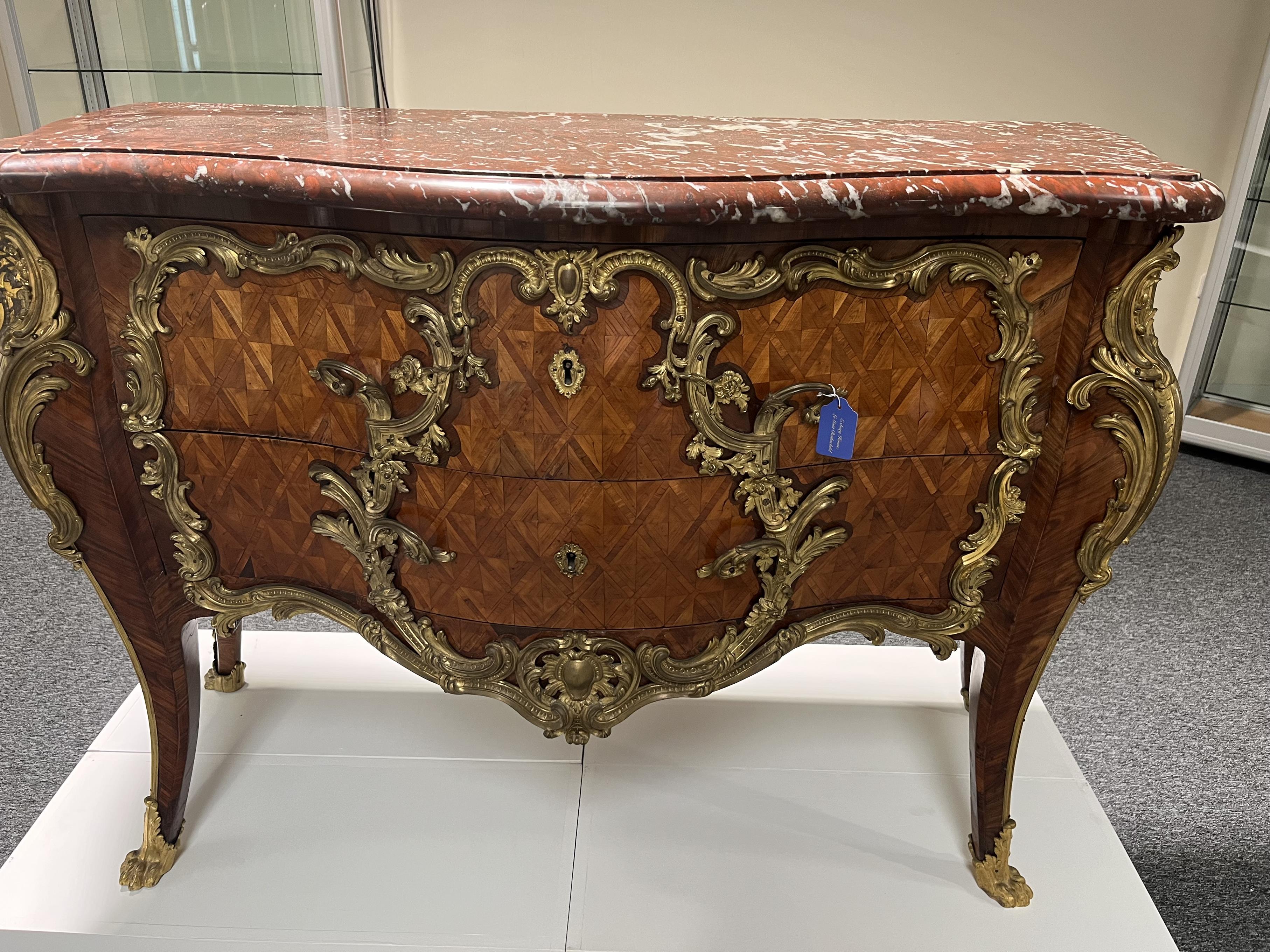 A FINE FRENCH LOUIS XV KINGWOOD AND ORMOLU MOUNTED SERPENTINE BOMBE COMMODE ATTRIBUTED TO GILLES - Image 14 of 36