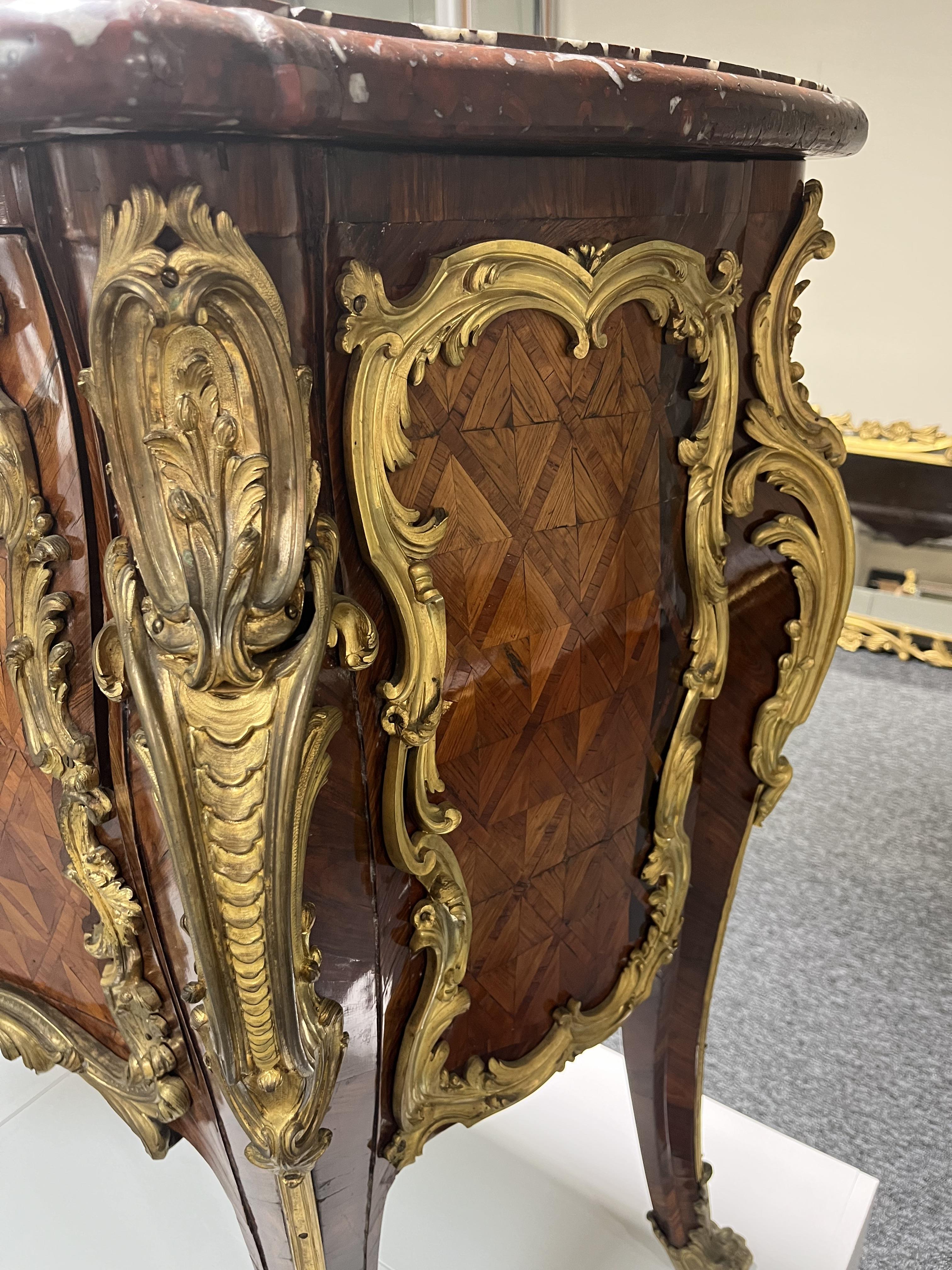 A FINE FRENCH LOUIS XV KINGWOOD AND ORMOLU MOUNTED SERPENTINE BOMBE COMMODE ATTRIBUTED TO GILLES - Image 15 of 36