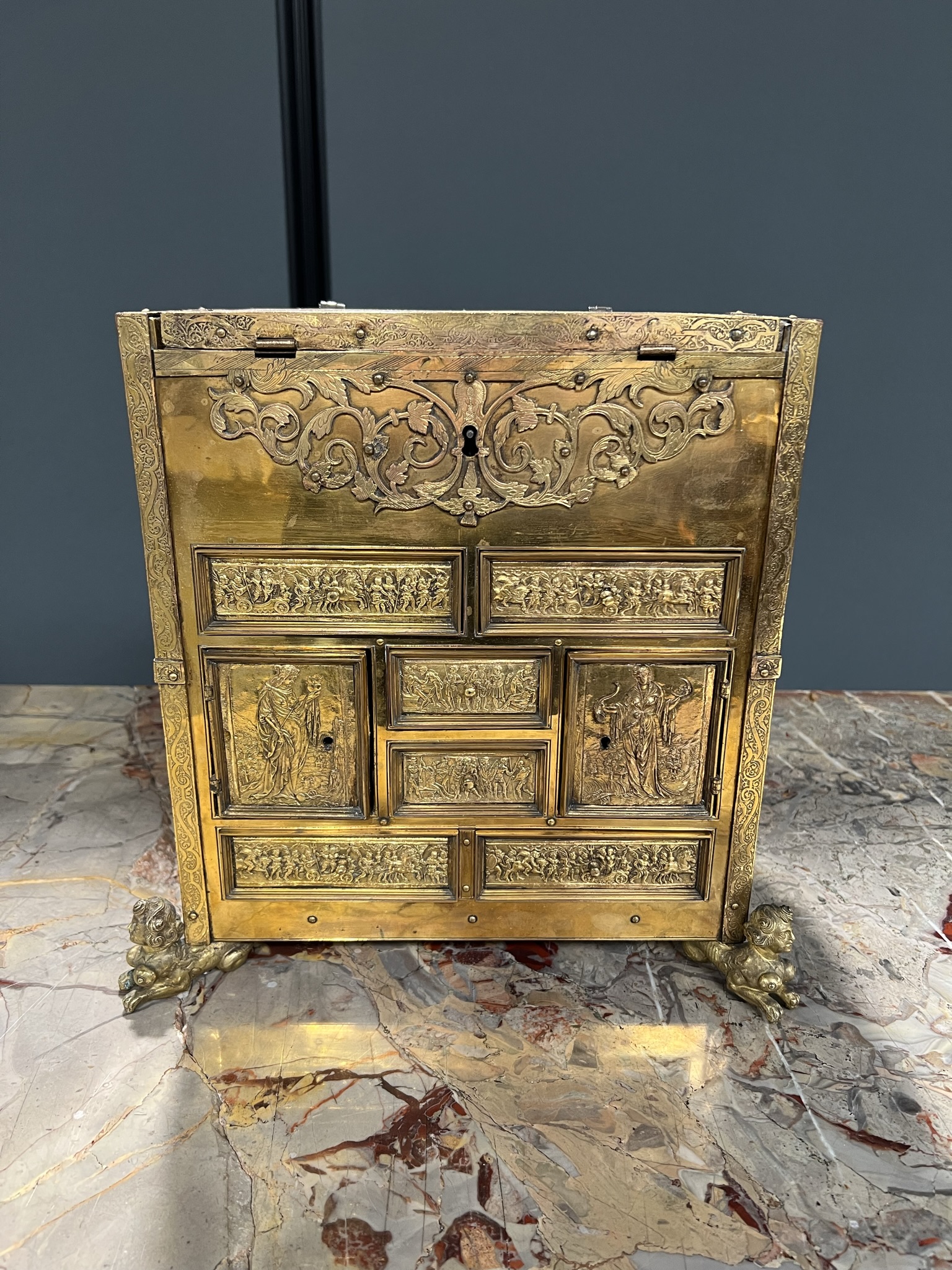 A SOUTH GERMAN GILT COPPER TABLE CABINET PROBABLY AUGSBURG, LATE 16TH CENTURY with engraved and - Bild 30 aus 30