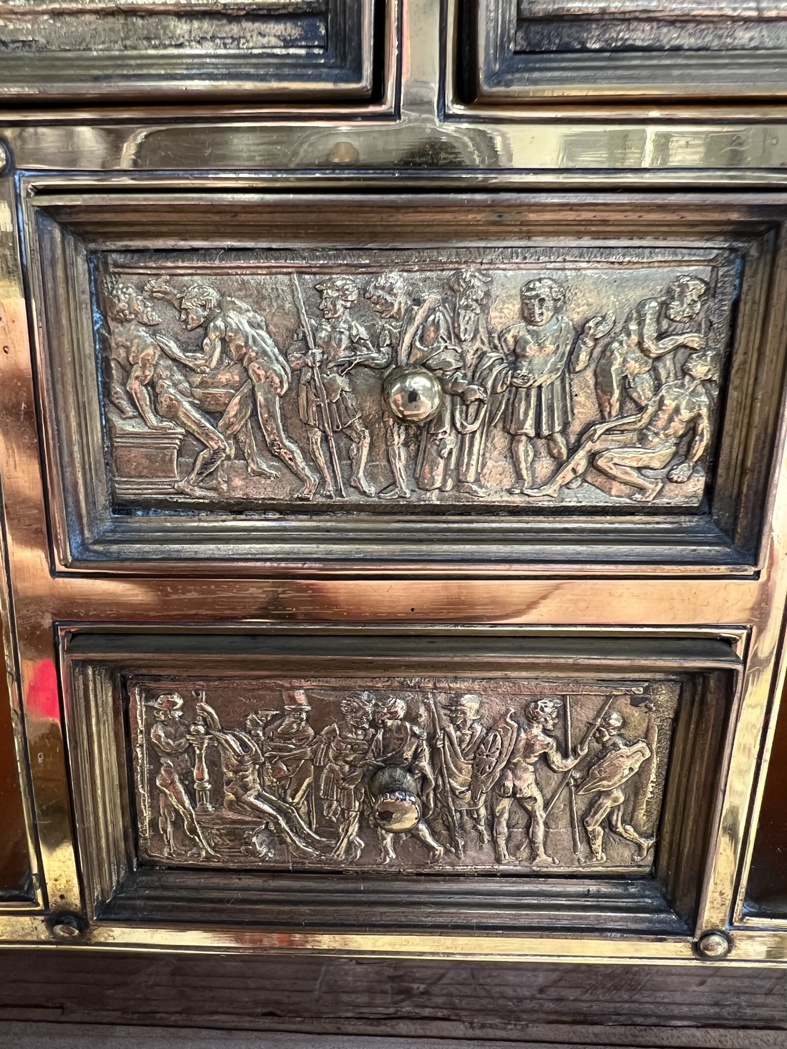 A SOUTH GERMAN GILT COPPER TABLE CABINET PROBABLY AUGSBURG, LATE 16TH CENTURY with engraved and - Bild 9 aus 30