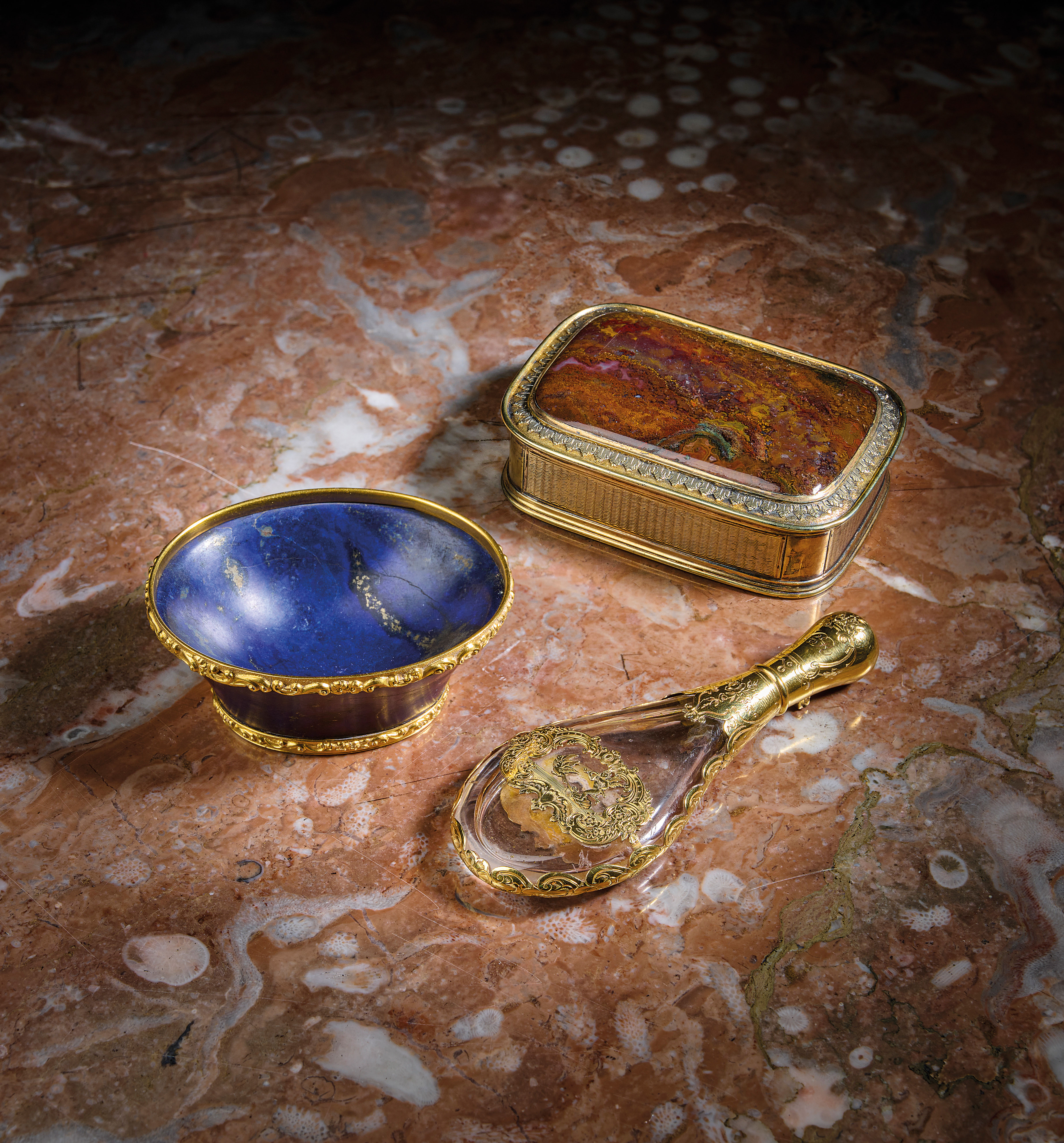 A SILVER-GILT MOUNTED AGATE SNUFF BOX UNMARKED, C.1830 of rounded rectangular form, the hinged cover - Bild 2 aus 3