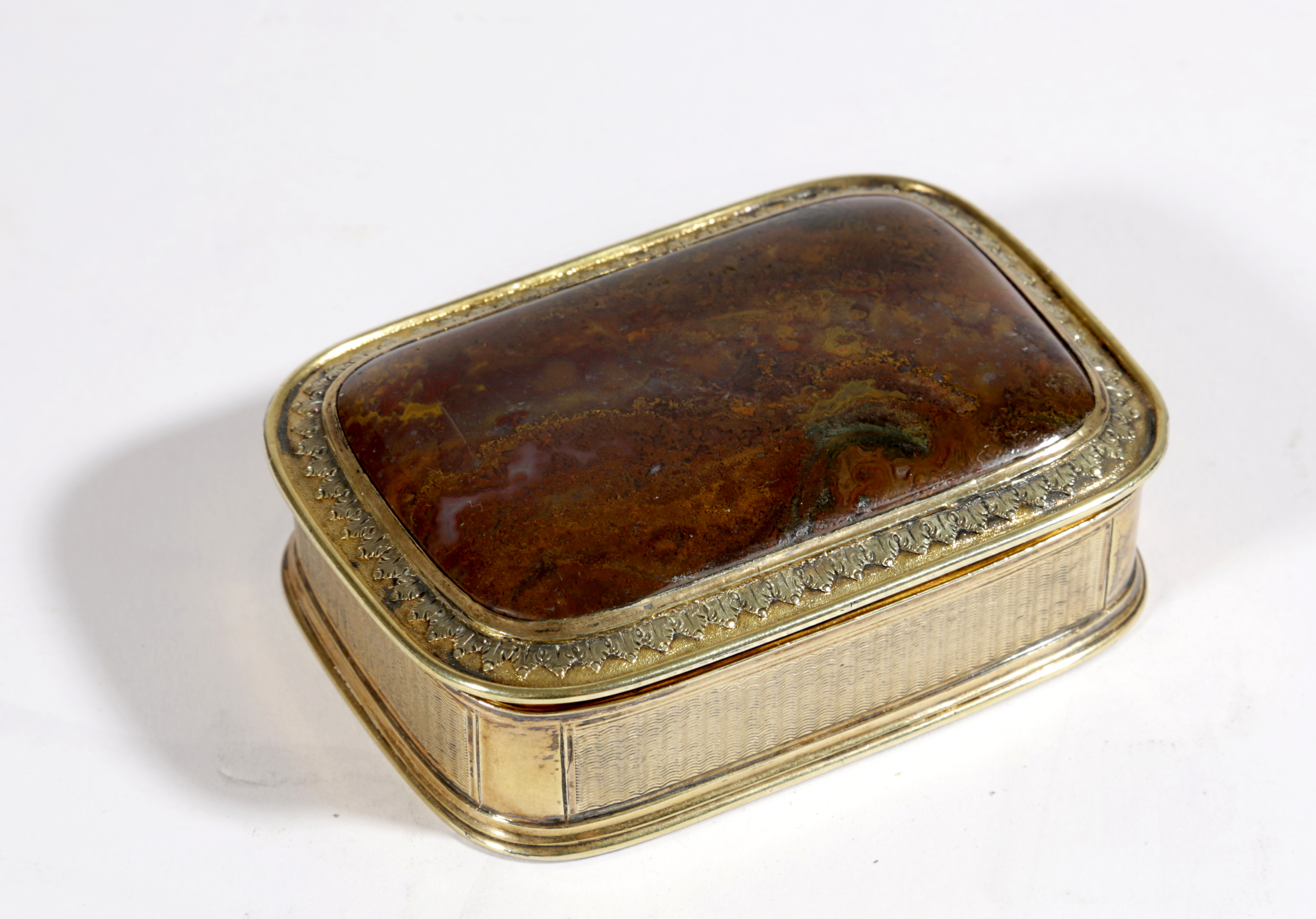 A SILVER-GILT MOUNTED AGATE SNUFF BOX UNMARKED, C.1830 of rounded rectangular form, the hinged cover - Bild 3 aus 3