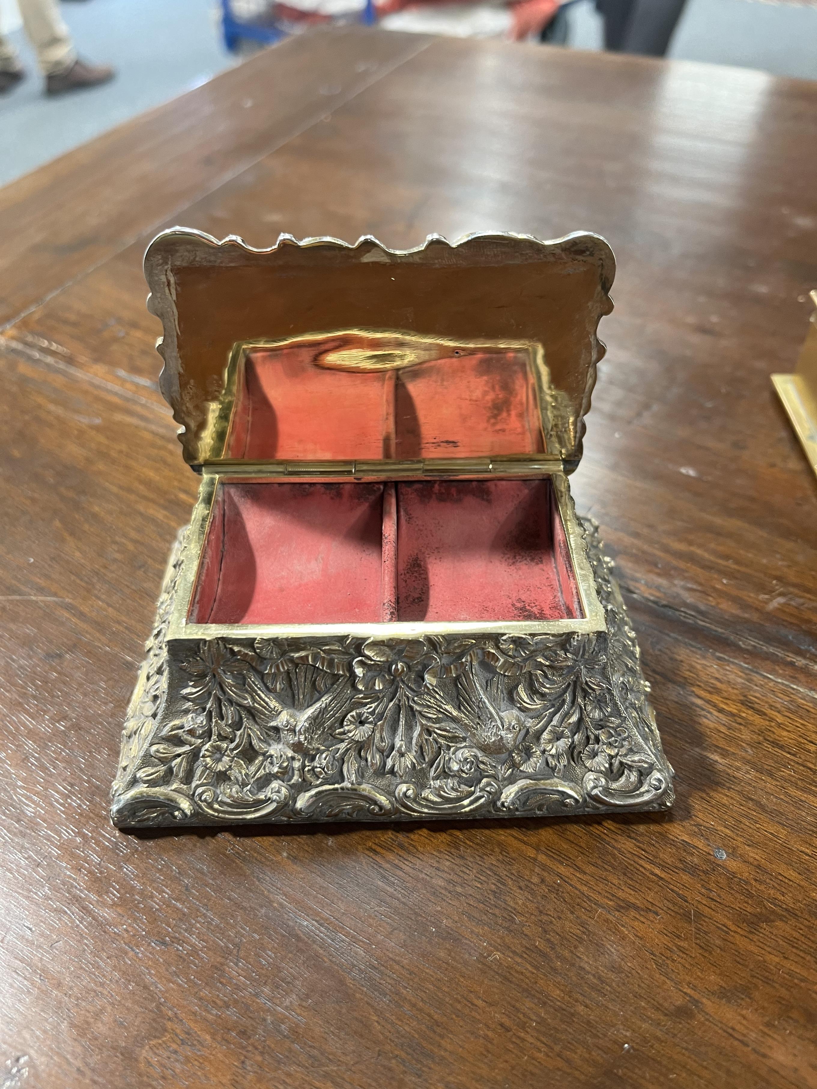 AN EDWARDIAN SILVER-GILT DOUBLE STAMP BOX BY J BATSON & SON, LONDON, 1901 of tapering rectangular - Bild 2 aus 3