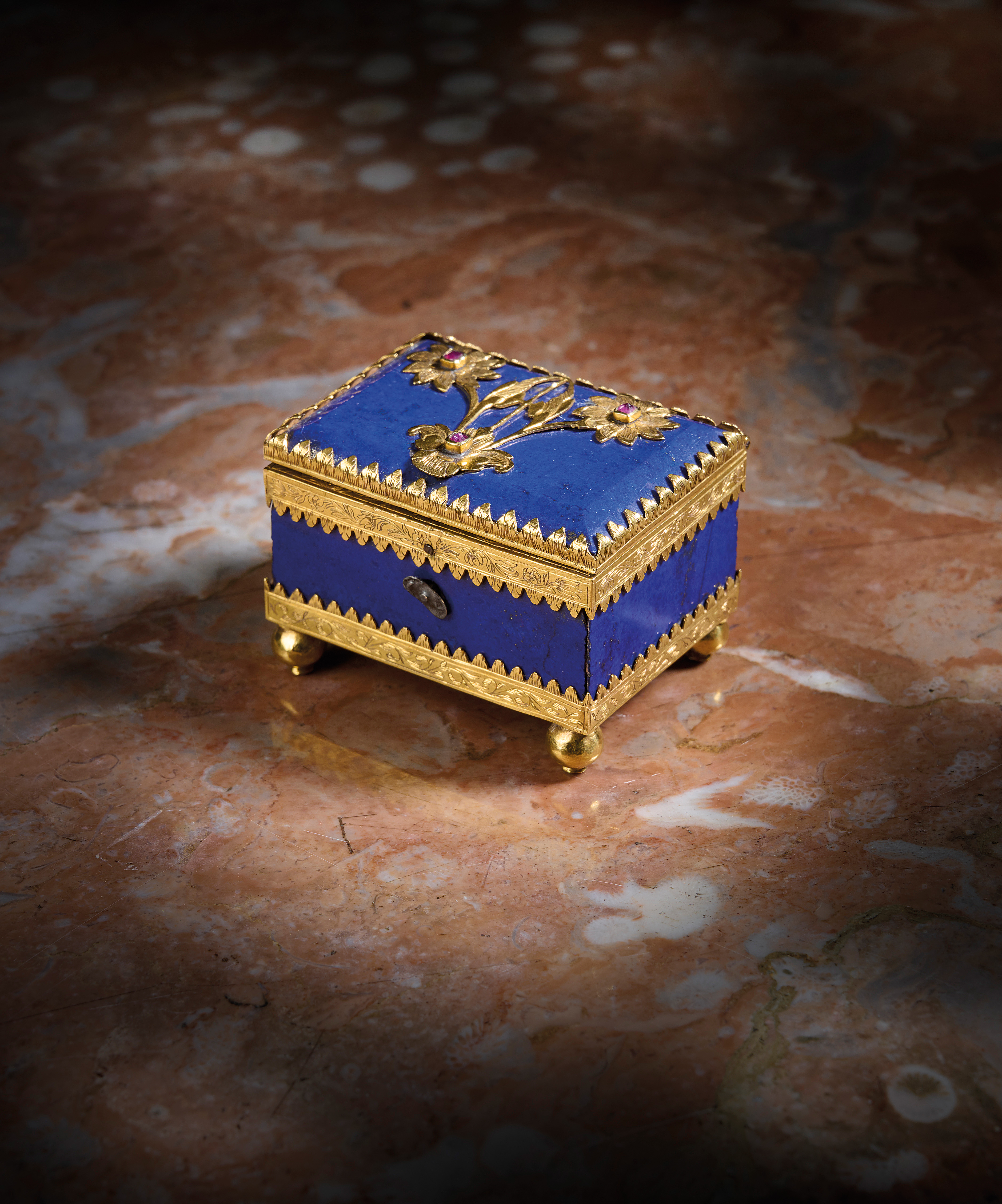 A SMALL LAPIS LAZULI AND GOLD MOUNTED CASKET 18TH / 19TH CENTURY the chamfered hinged lid