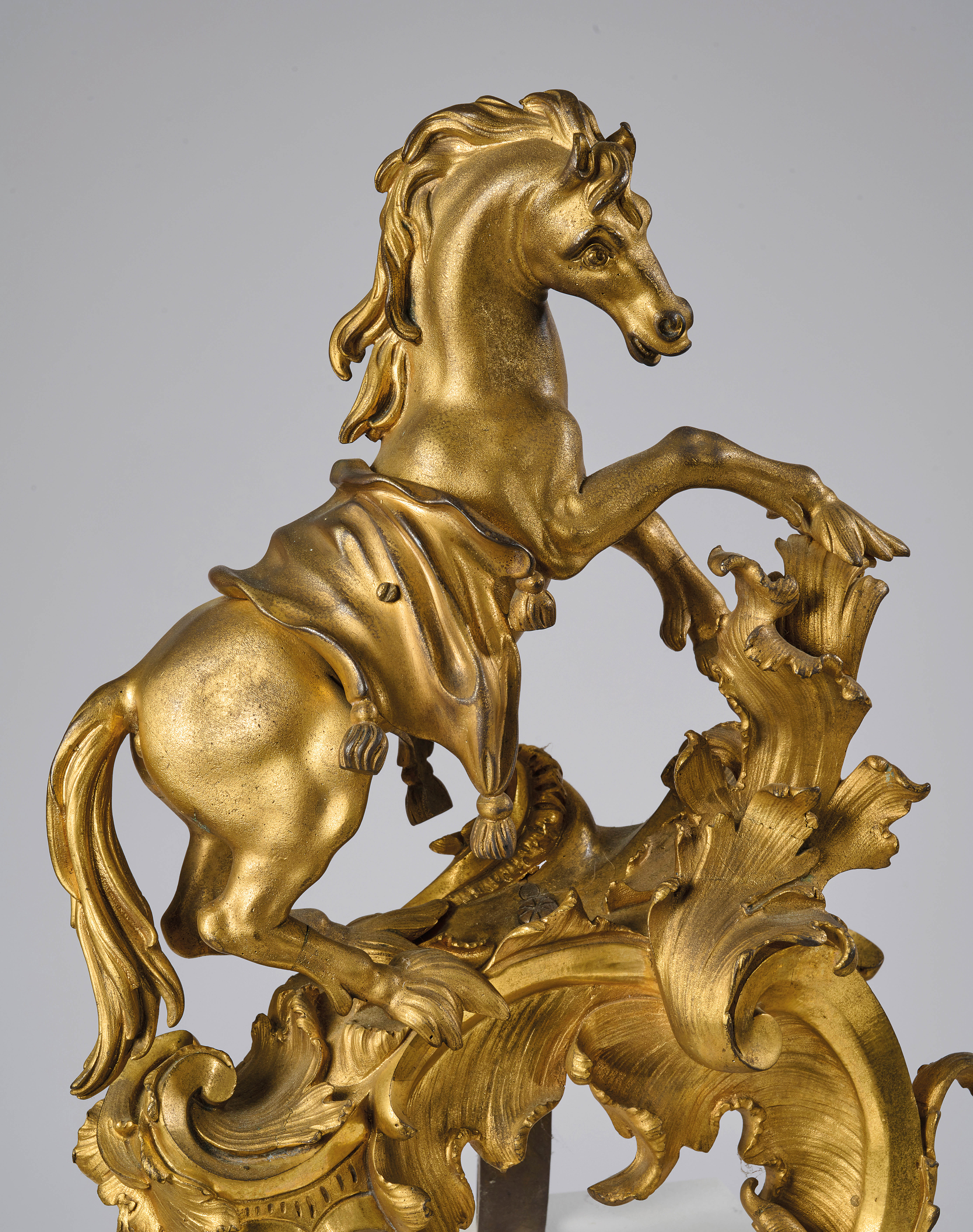 'THE ROTHSCHILD CHEVAUX MARINS CHENETS' A RARE PAIR OF LOUIS XV ORMOLU SEAHORSE CHENETS, CHEVAUX - Bild 3 aus 4