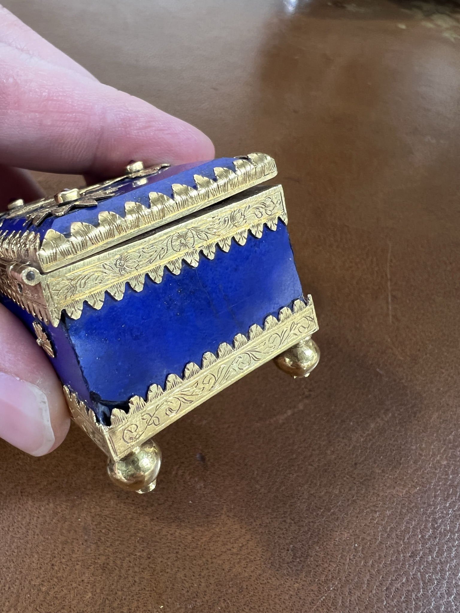 A SMALL LAPIS LAZULI AND GOLD MOUNTED CASKET 18TH / 19TH CENTURY the chamfered hinged lid - Bild 8 aus 12