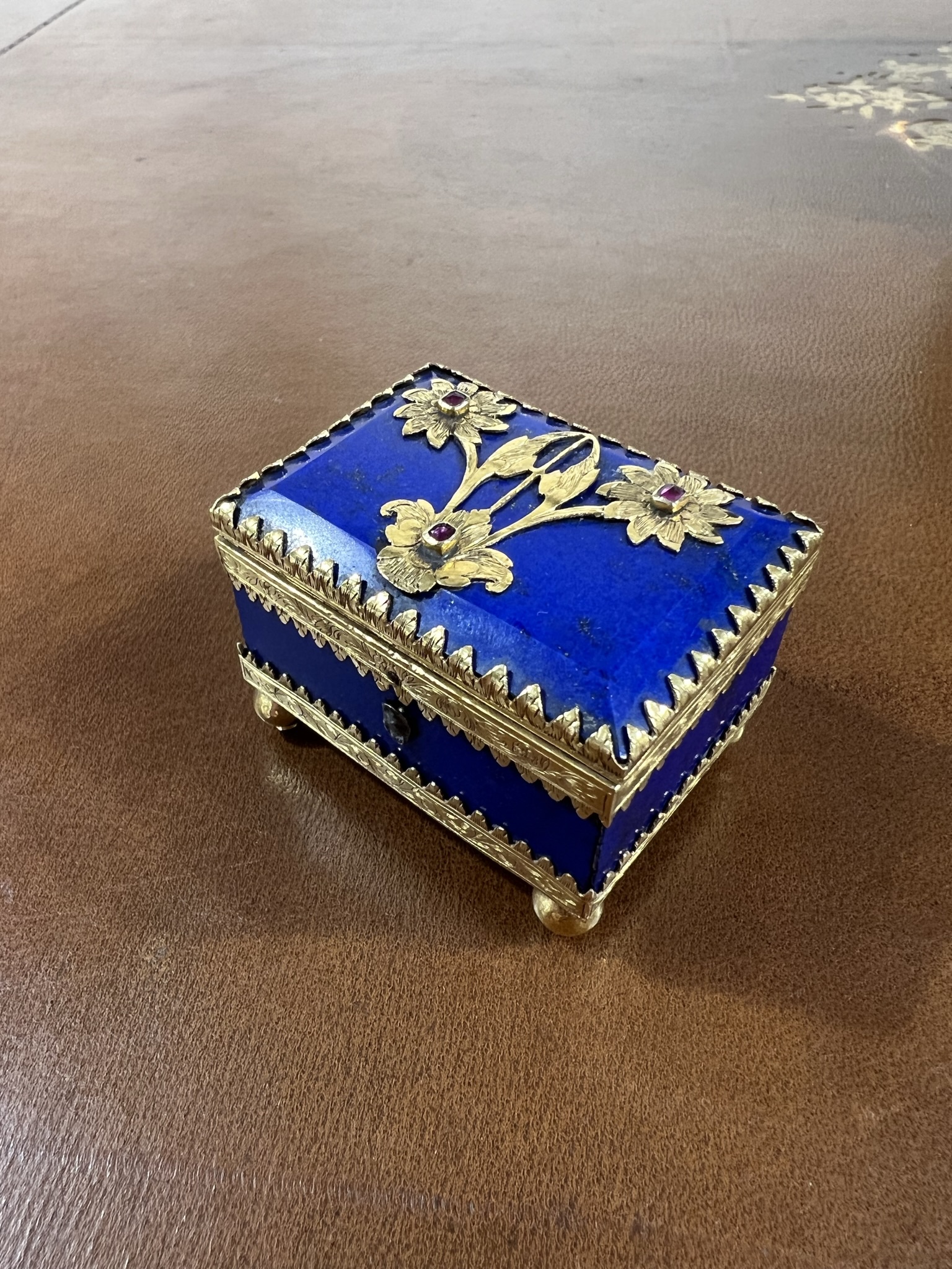 A SMALL LAPIS LAZULI AND GOLD MOUNTED CASKET 18TH / 19TH CENTURY the chamfered hinged lid - Bild 11 aus 12