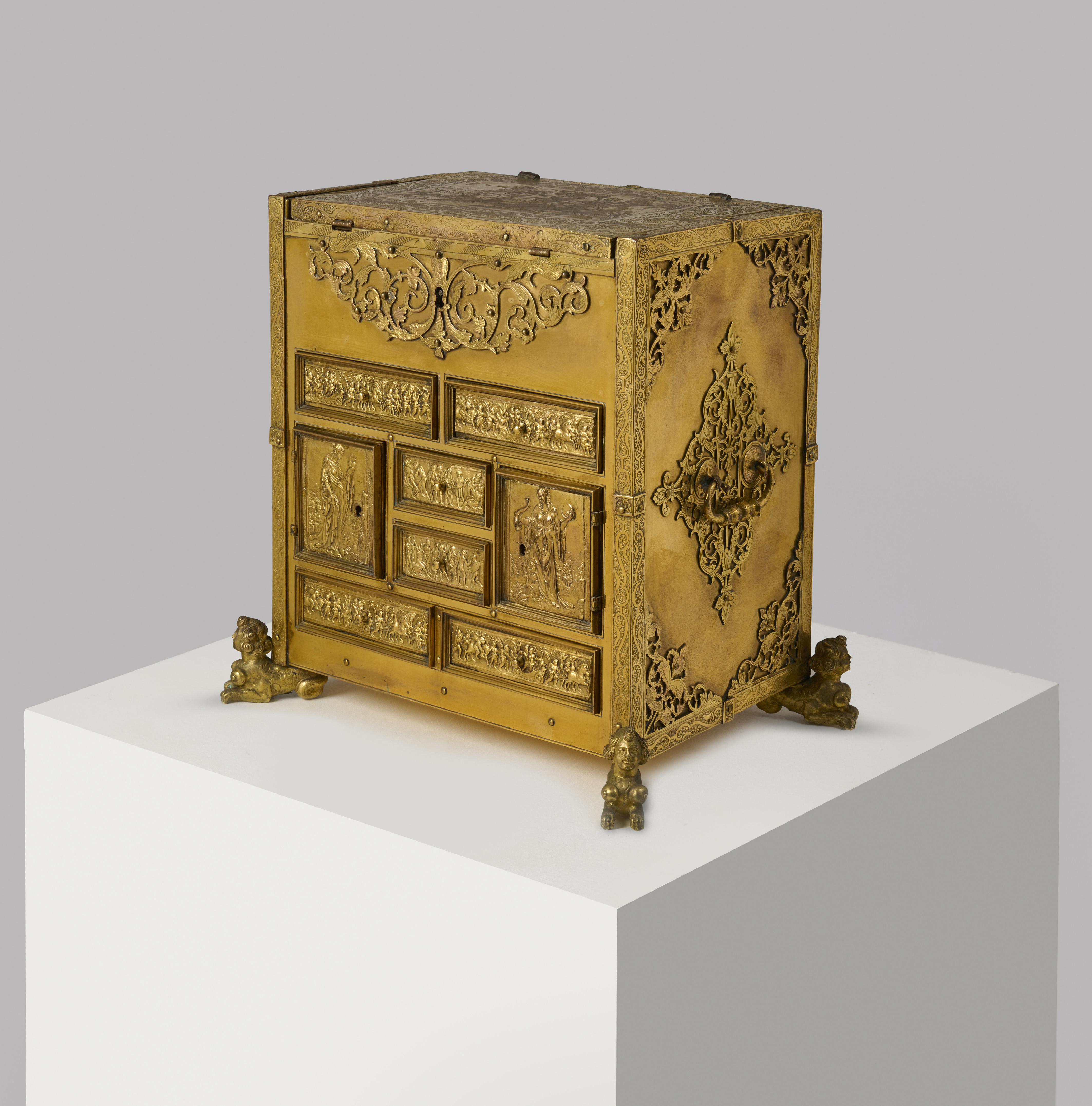 A SOUTH GERMAN GILT COPPER TABLE CABINET PROBABLY AUGSBURG, LATE 16TH CENTURY with engraved and - Bild 5 aus 30