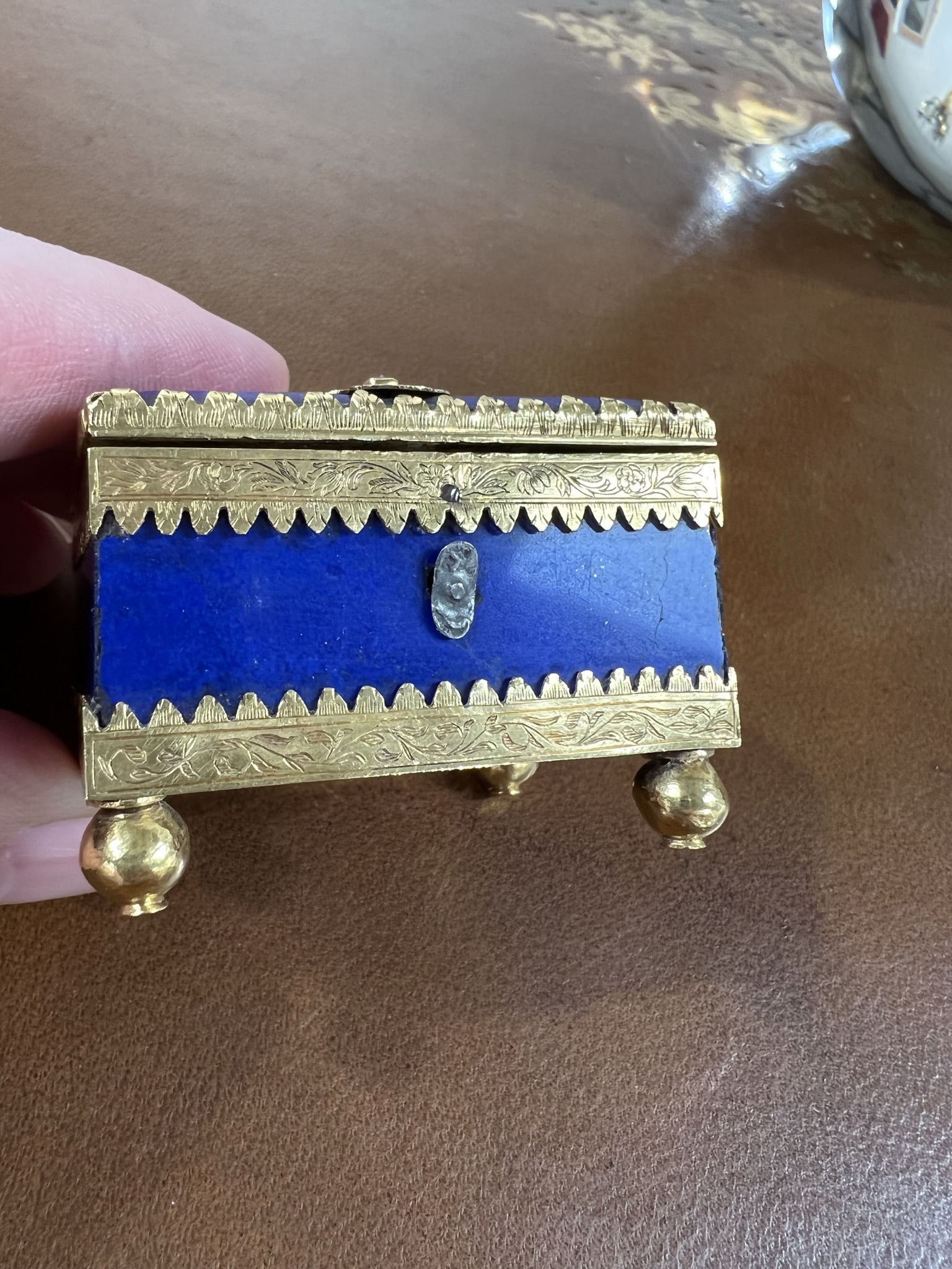 A SMALL LAPIS LAZULI AND GOLD MOUNTED CASKET 18TH / 19TH CENTURY the chamfered hinged lid - Bild 9 aus 12