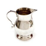 A MODERN SILVER CREAM JUG BY WAKELY AND WHEELER, LONDON, 1988 of baluster form, with a scroll handle