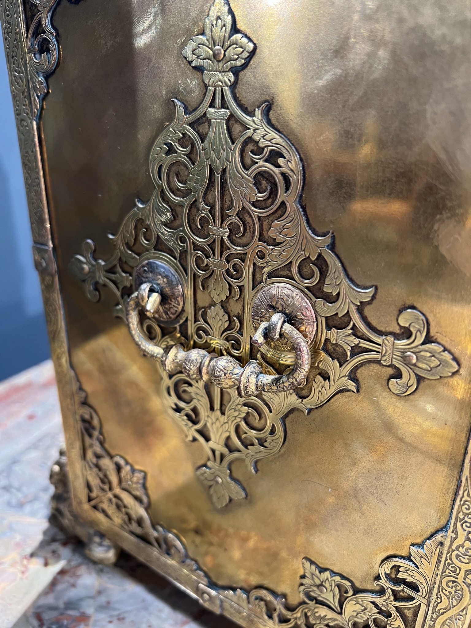 A SOUTH GERMAN GILT COPPER TABLE CABINET PROBABLY AUGSBURG, LATE 16TH CENTURY with engraved and - Bild 26 aus 30