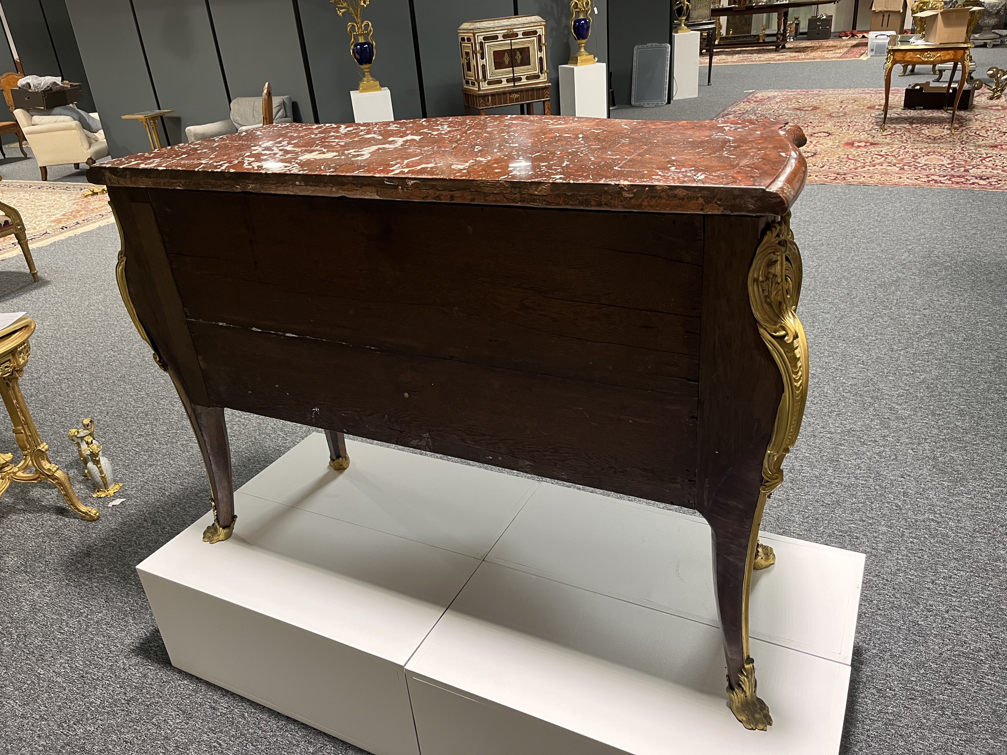 A FINE FRENCH LOUIS XV KINGWOOD AND ORMOLU MOUNTED SERPENTINE BOMBE COMMODE ATTRIBUTED TO GILLES - Image 10 of 36