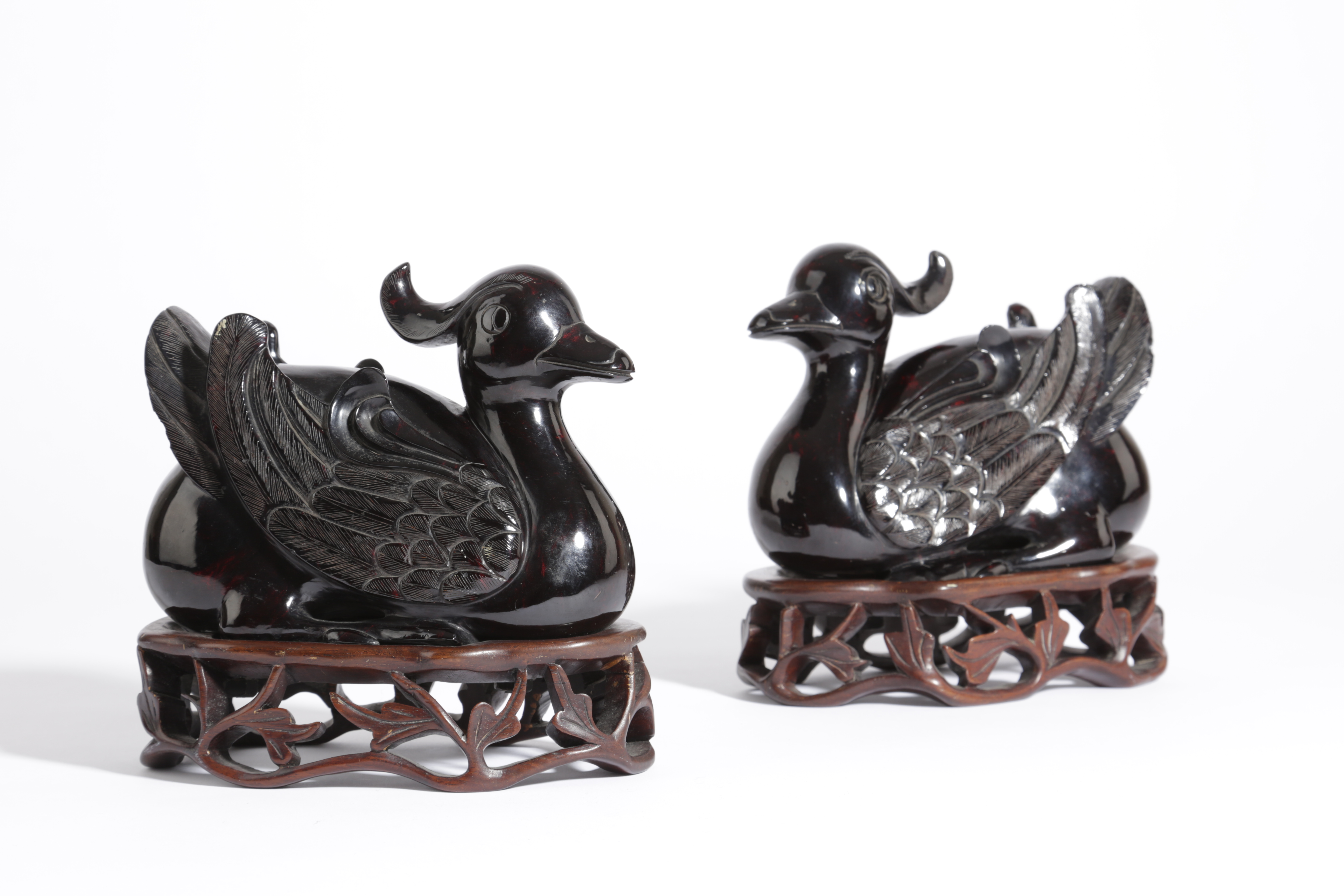 A PAIR OF CHINESE AMBER STYLE TUFTED DUCKS 20TH CENTURY modelled squatting on the ground, on pierced - Bild 2 aus 21