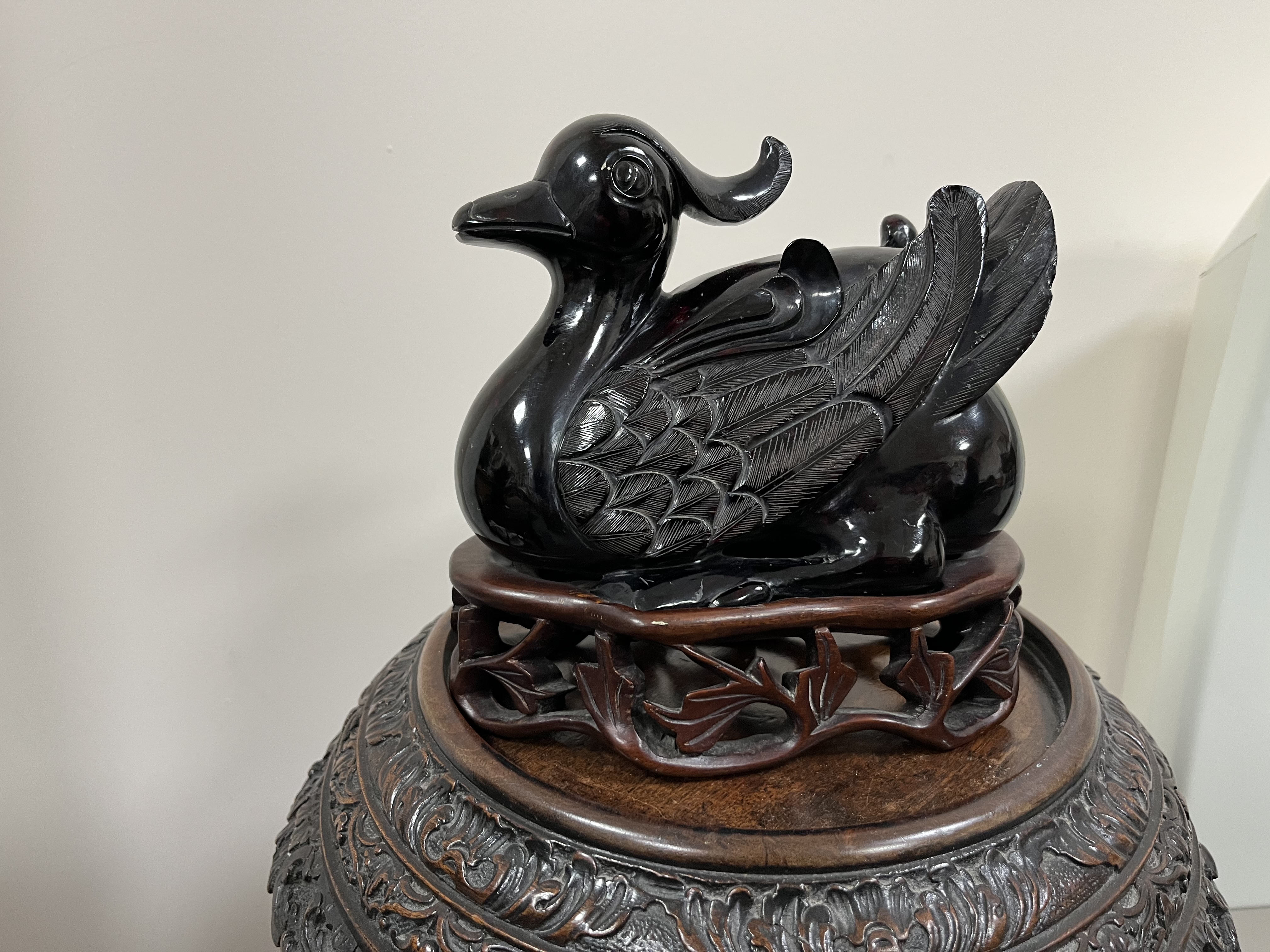 A PAIR OF CHINESE AMBER STYLE TUFTED DUCKS 20TH CENTURY modelled squatting on the ground, on pierced - Bild 6 aus 21