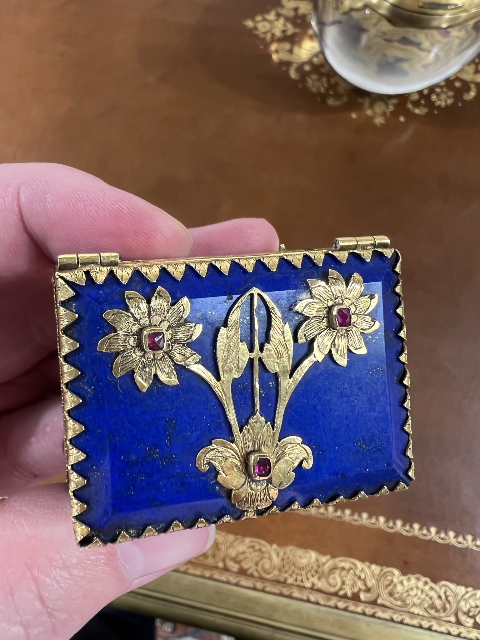 A SMALL LAPIS LAZULI AND GOLD MOUNTED CASKET 18TH / 19TH CENTURY the chamfered hinged lid - Bild 3 aus 12