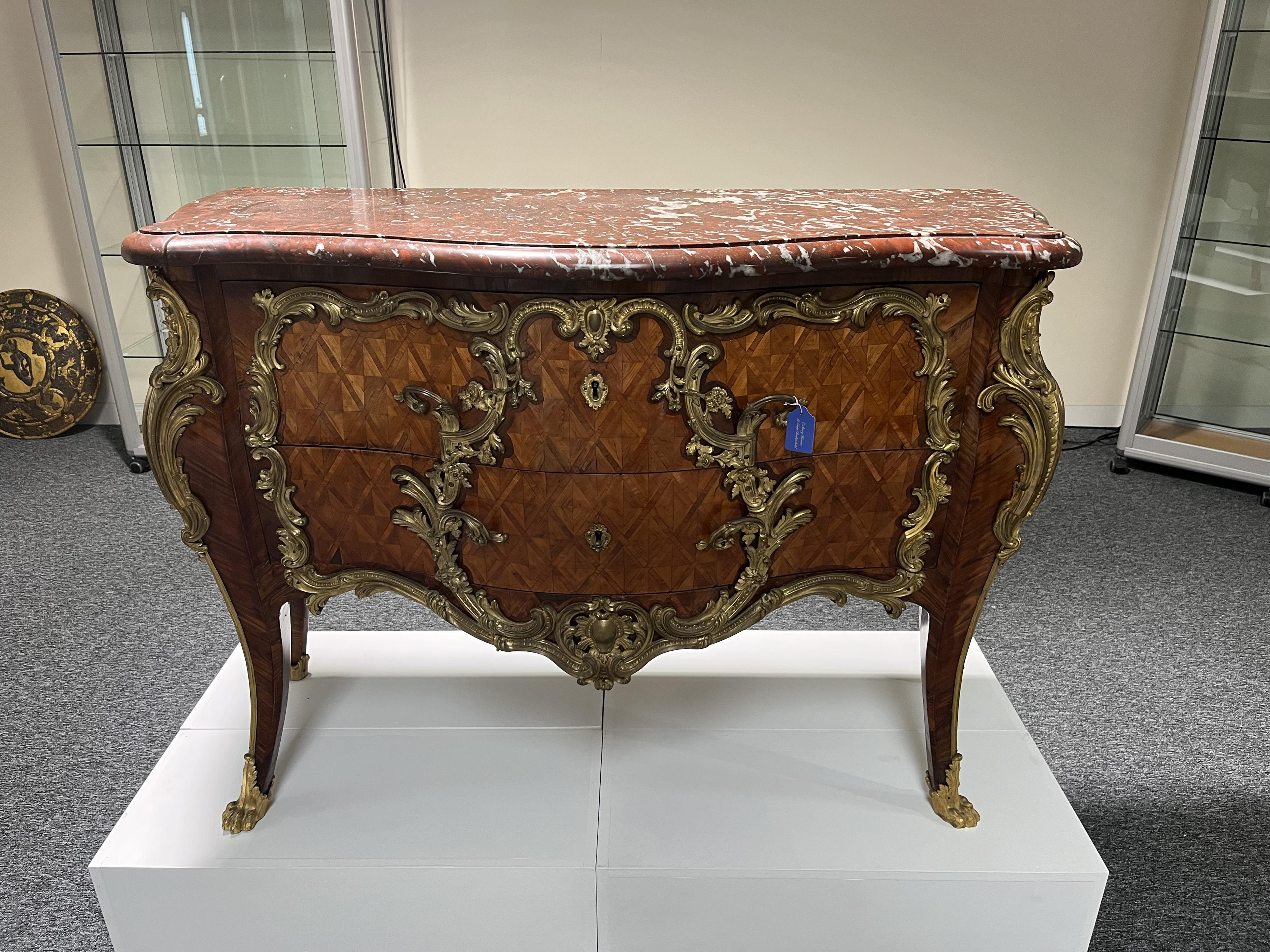 A FINE FRENCH LOUIS XV KINGWOOD AND ORMOLU MOUNTED SERPENTINE BOMBE COMMODE ATTRIBUTED TO GILLES - Image 6 of 36