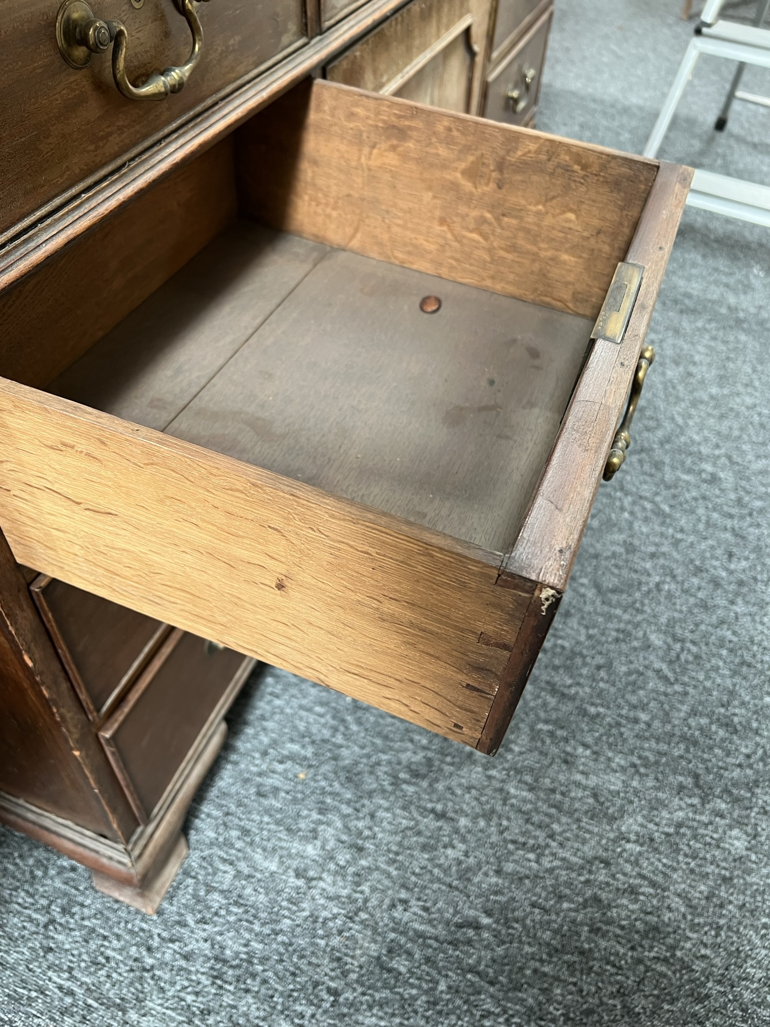 A MAHOGANY KNEEHOLE DESK IN GEORGE III STYLE, 18TH CENTURY ELEMENTS BUT LATER ADAPTED the moulded - Image 12 of 14