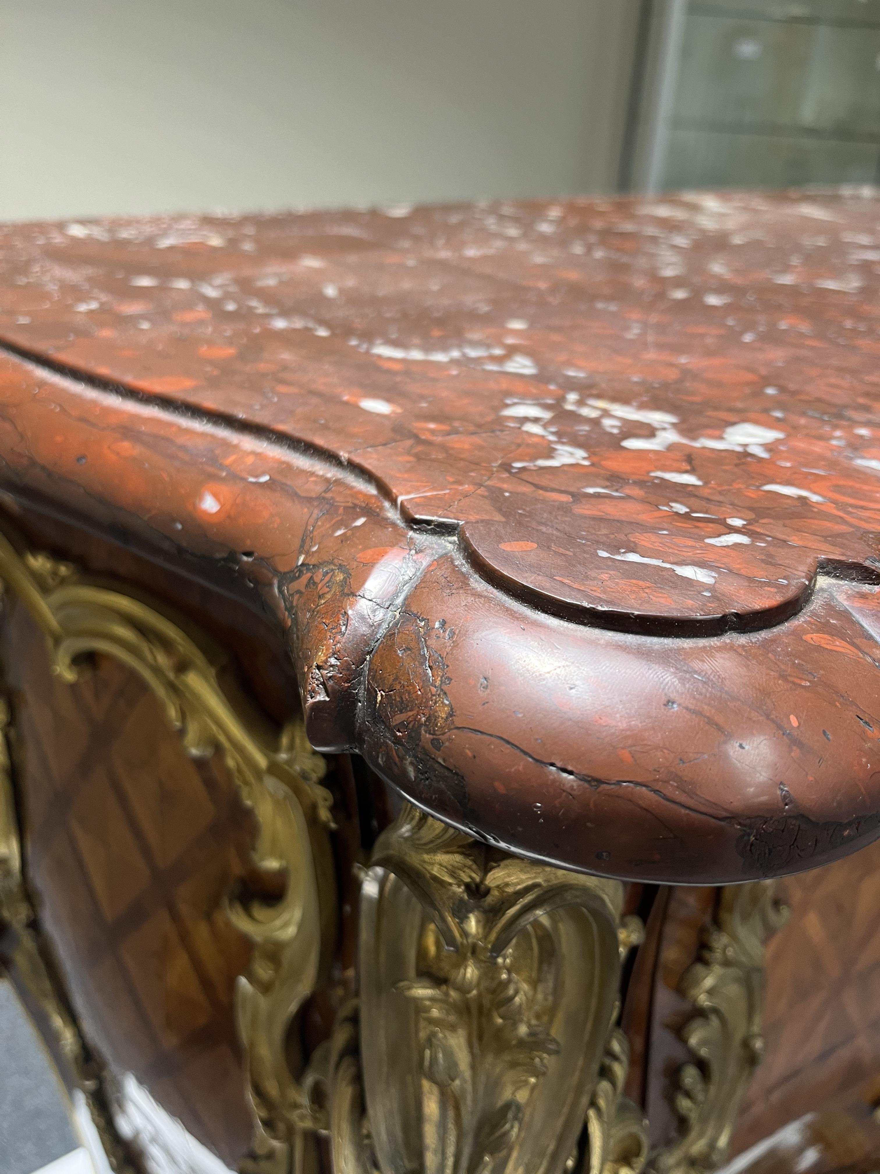 A FINE FRENCH LOUIS XV KINGWOOD AND ORMOLU MOUNTED SERPENTINE BOMBE COMMODE ATTRIBUTED TO GILLES - Image 23 of 36