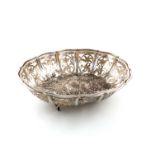 An Edwardian silver fruit basket, by Walker & Hall, Sheffield 1906, oval form, wavy border,