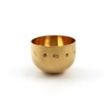 A modern 18 carat gold tumbler cup, maker's mark of PL, London 1977, plain circular form, spot-