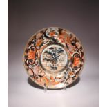 A LARGE JAPANESE IMARI CHARGER EDO PERIOD, C.1700 Typically decorated in gilt, underglaze blue,