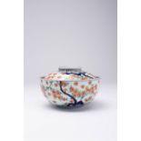 A JAPANESE IMARI BOWL AND COVER EDO PERIOD, C.1700 Typically decorated in underglaze blue, gilt,