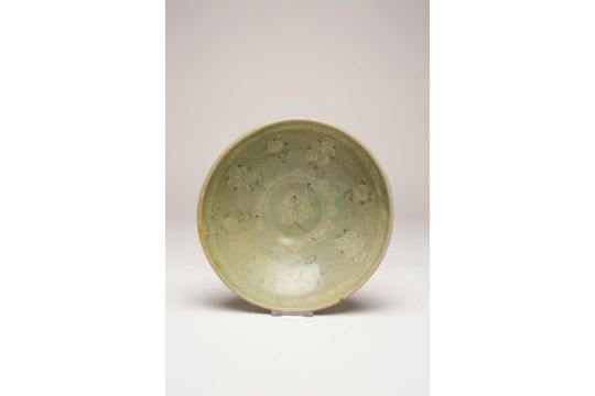 A KOREAN SANGGAM SLIP-INLAID CELADON BOWL GORYEO DYNASTY, 12TH/13TH CENTURY The well decorated