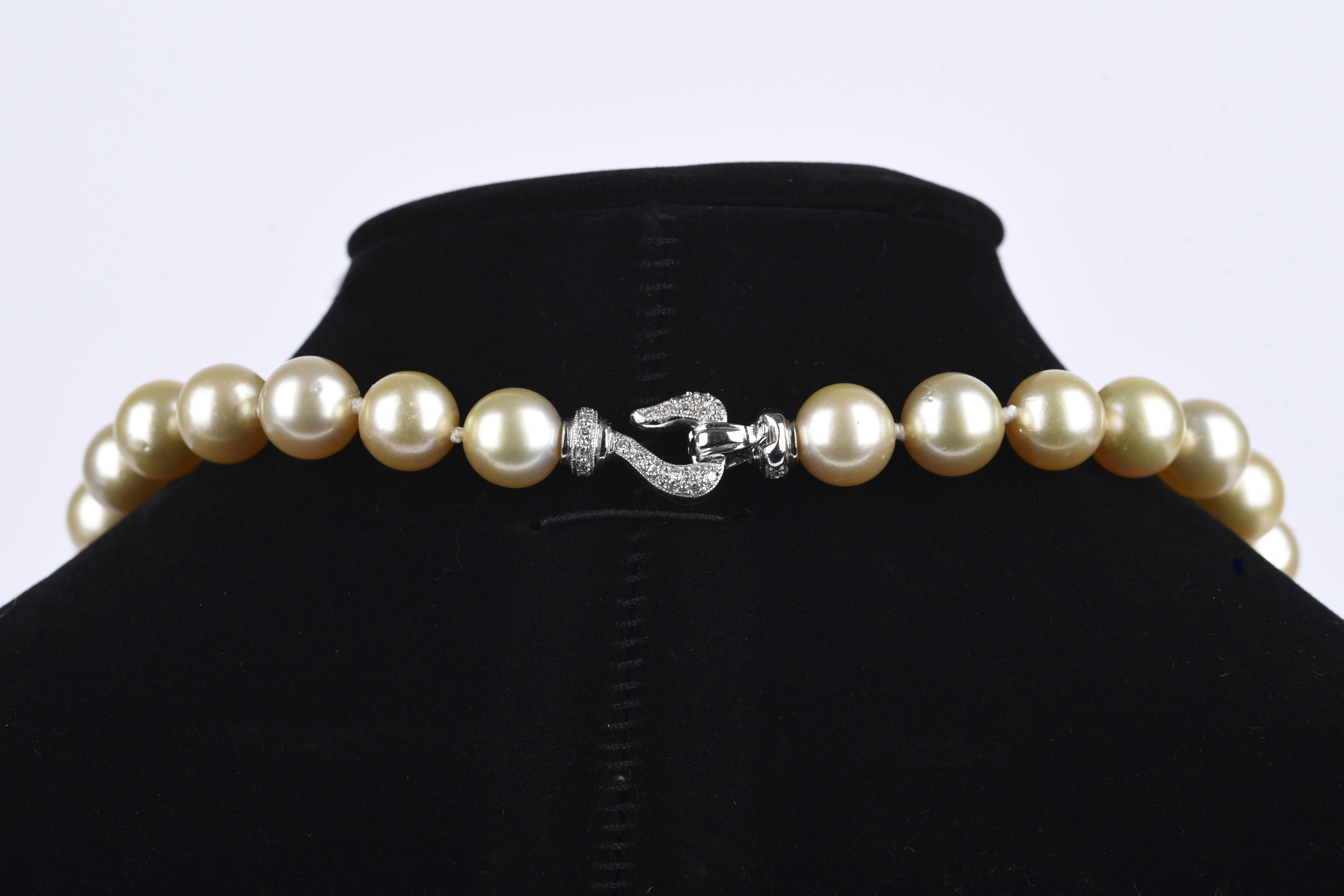 A South Sea cultured pearl necklace, designed as a single strand of graduated cultured pearls of - Image 2 of 3
