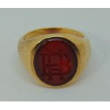 Vintage 9ct monogrammed signet ring set with agate, maker 'A.C&Co', size P/Q, 9.9g