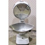 A vintage Avery grocery scale to weigh 14 lb in cream enamel with polished fittings (for re