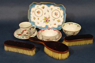 A small collection of late 18th century porcelain comprising a tea bowl and saucer with famille rose