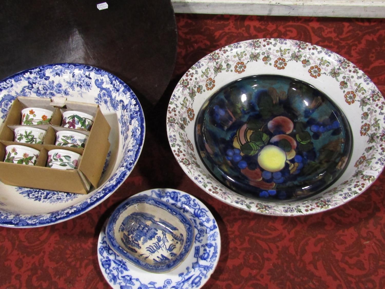 A collection of 19th century and later ceramics including blue and white meat plates, blue and white - Bild 4 aus 4