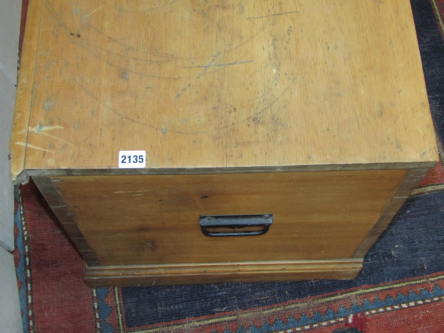 A 19th century stripped pine blanket box with hinged lid, exposed dovetail construction and ironwork - Image 4 of 4