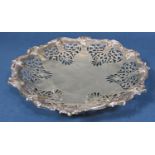 A silver fruit bowl with filigree detail, Sheffield 1929, by W & C Sissons, 21cm diameter, 10.3oz