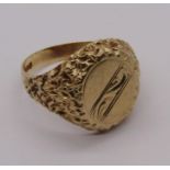 9ct signet ring with textured detail, size R, 5g