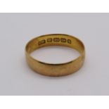 22ct wedding ring, size M, 2.9g