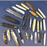 German military pocket knife, English WW1 military pocket knife and a further twenty pocket knives