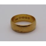 22ct wedding ring, size O, 6.2g
