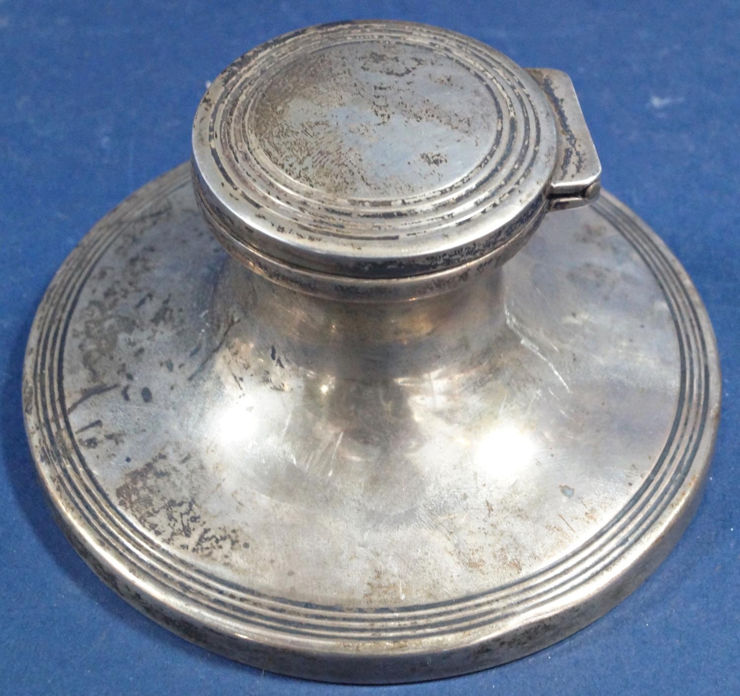 A mixed selection of silver comprising a small scalloped bowl, an inkwell, three condiments and a - Image 3 of 3