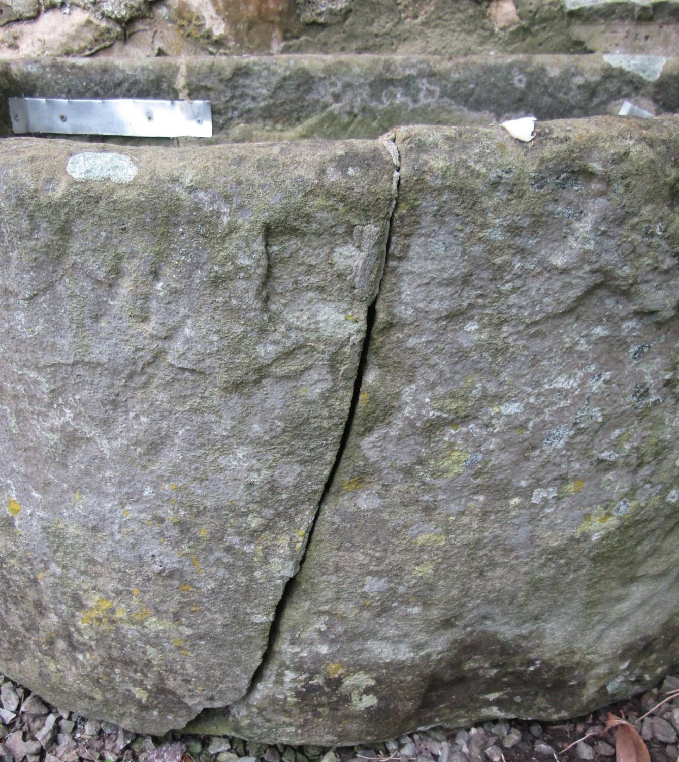 A weathered natural stone D shaped trough (broken and repaired but complete) 94cm wide - Image 4 of 5