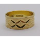 1960s 18ct wedding ring with geometric detail, size Q/R, 6.3g
