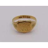 18ct signet ring with engraved initials 'AHC', maker 'KBSP', Birmingham 1922, size S, 5.4g