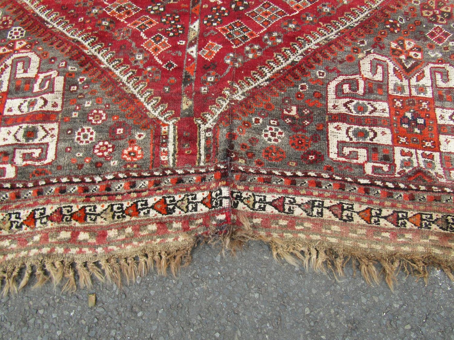 A slightly worn old Persian carpet, 280cm x 200cm - Image 3 of 4