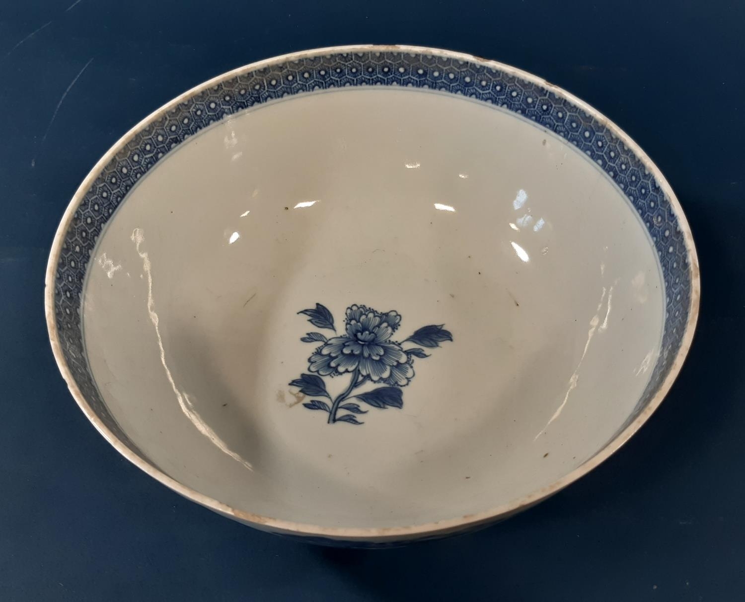 A Chinese blue and white porcelain punch bowl (Qing period), diameter 26.5 cm - Image 3 of 3