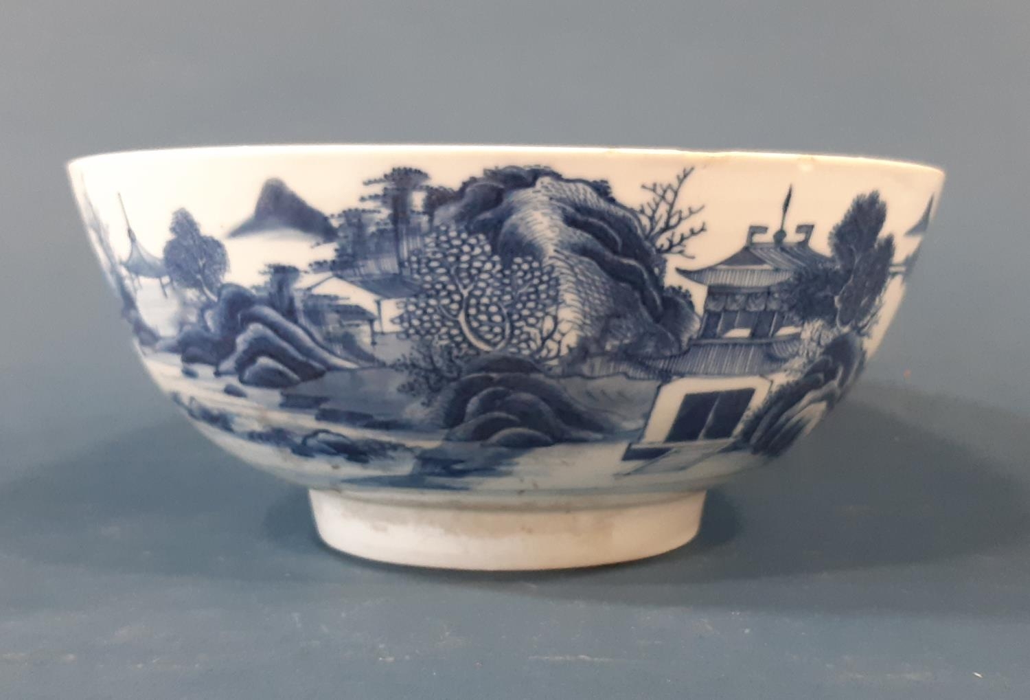 A Chinese blue and white porcelain punch bowl (Qing period), diameter 26.5 cm - Image 2 of 3