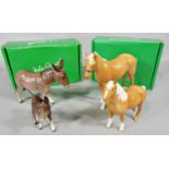 A Beswick donkey and foal, and a Palomino horse and foal, both with boxes (4)